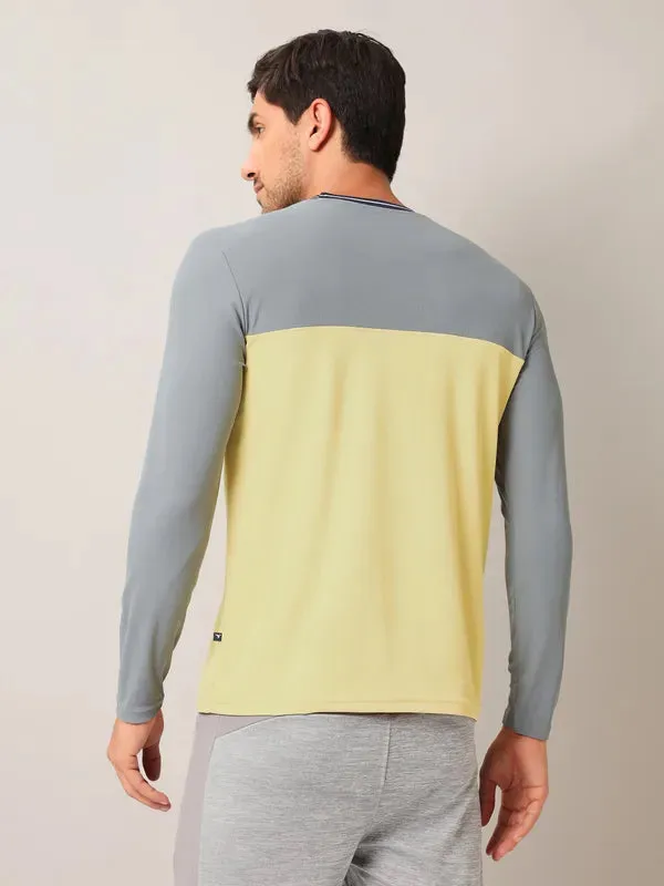 Men Colorblock Slim Fit Crew Neck T-shirt with MATPIQ